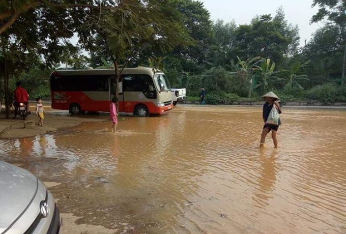 Kiểm tra, xử lý phản ánh đường ống truyền tải nước sạch sông Đà bị rò rỉ (ảnh vne)