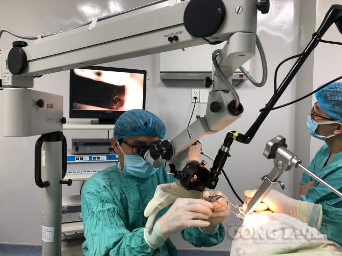 Thao tác phẫu thuật cắt bỏ toàn bộ khối ung thư hạ họng bằng tia laser CO2