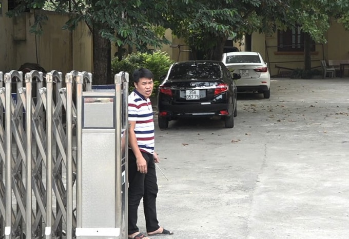 “Bây giờ có giấy làm việc của bên Ủy ban tỉnh thì tôi mới cho anh vào. Kể cả công an giờ vào làm việc với bọn tôi cũng phải có cái đấy