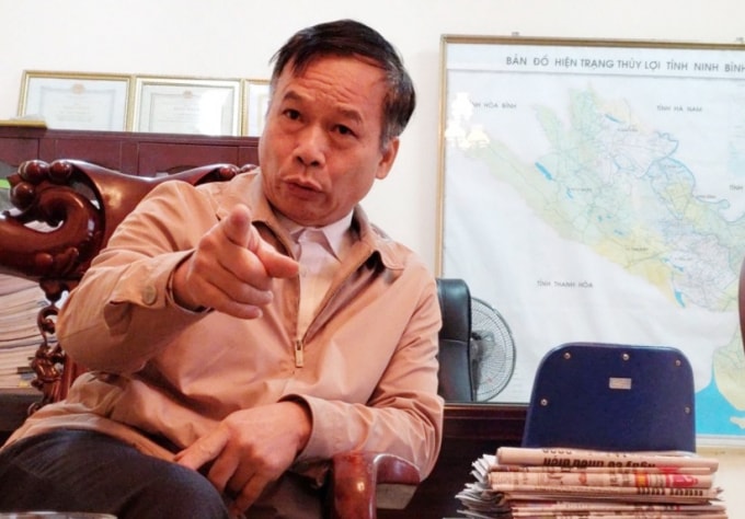 Ông Nguyễn Hồng Khang (Giám đốc Cty Thủy lợi tỉnh Ninh Bình) chỉ tay thẳng mặt, cấm phóng viên ghi âm, ghi hình.