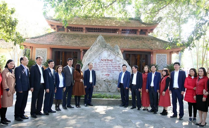 Phó Thủ tướng thăm khu di tích lịch sử quốc gia 27/7 tại thị trấn Hùng Sơn, huyện Đại Từ - nơi công bố bức thư của Bác Hồ ghi nhận sự ra đời của ngày Thương binh liệt sĩ cách đây 72 năm. Ảnh: VGP