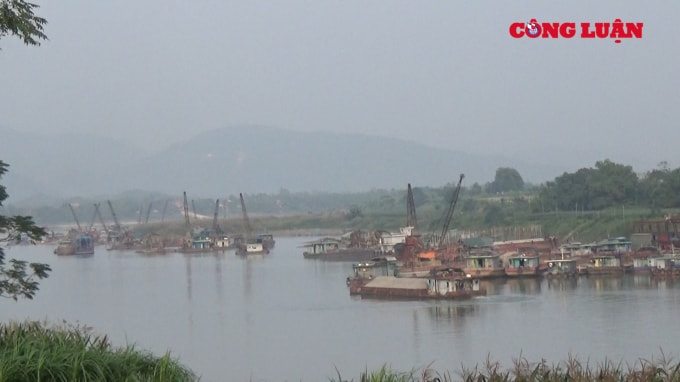 Khu vực điểm mỏ của Công ty Gia Thịnh khiến hai nạn nhân tử vong thương tâm luôn có tới hàng trăm phương tiện tham gia khai thác. Ảnh Hà Long.