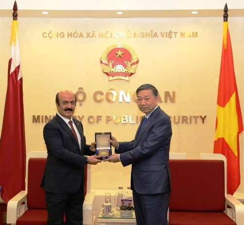 Đại tướng Tô Lâm tặng kỷ niệm chương của Bộ Công an Việt Nam cho Ngài Mohamed Ismail Al Emadi. Ảnh: BCA.