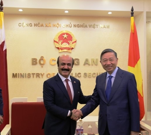 Đại tướng Tô Lâm và Ngài Mohamed Ismail Al Emadi, Đại sứ đặc mệnh toàn quyền Nhà nước Qatar tại Việt Nam. Ảnh: BCA.