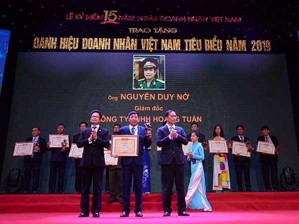 Ông Nguyễn Duy Nở, Giám đốc Công ty TNHH Hoàng Tuấn (giữa) nhận Cúp Thánh Gióng – Doanh nhân tiêu biểu toàn quốc năm 2019.