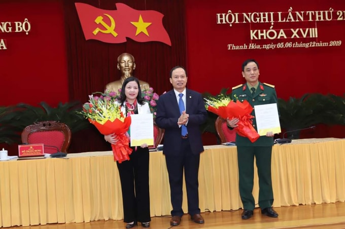 Thừa uỷ quyền của Ban Bí thư Trung ương Đảng, đồng chí Trịnh Văn Chiến, Bí thư Tỉnh uỷ trao quyết định và tặng hoa chúc mừng 2 đồng chí là Phạm Thị Thanh Thuỷ và Lê Văn Diện