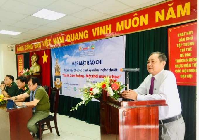 Nhà báo Nguyễn Bé - Phó Chủ tịch Hội Nhà báo Việt Nam phát biểu, góp ý cho kịch bản chương trình.