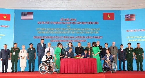 Lễ ký kết Thỏa thuận viện trợ dự án Hỗ trợ cải thiện chất lượng sống của người khuyết tật tại các tỉnh bị phun rải nặng chất da cam. Ảnh: VGP