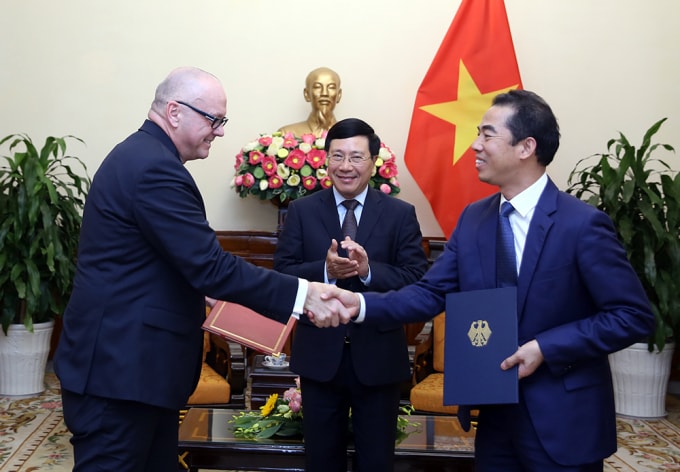 Đại diện Việt Nam - Đức bàn thảo Kế hoạch Hành động Việt Nam-Đức giai đoạn 2019-2021. Ảnh: VGP