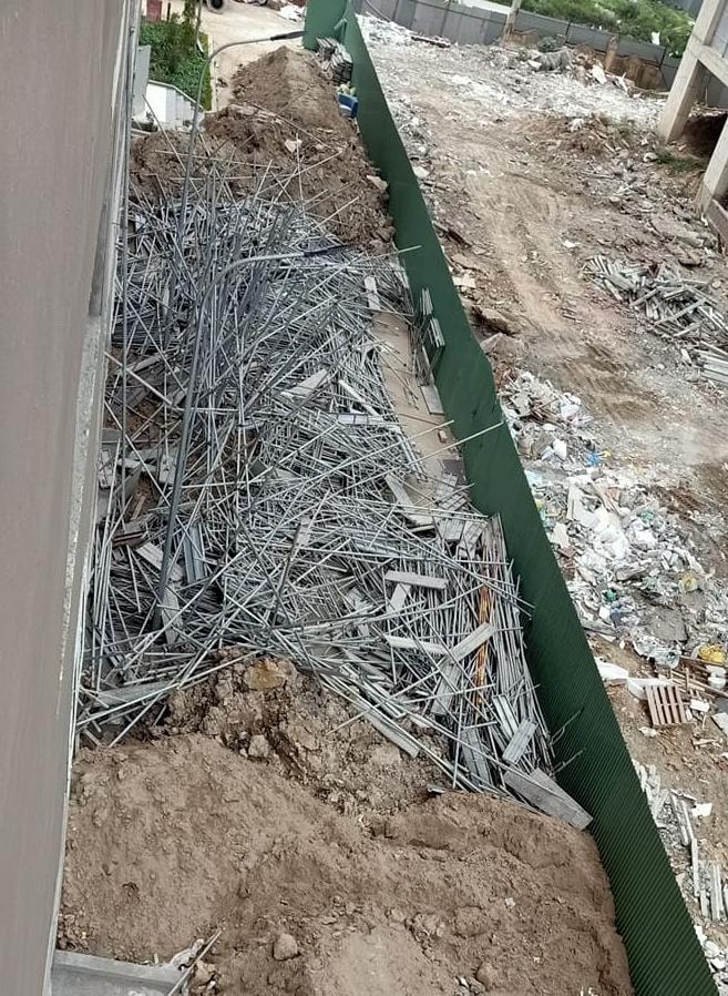 Bao quanh dự án là ngổn ngang đất và thiết bị xây dựng