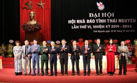 Ban Chấp hành Hội Nhà báo tỉnh Thái Nguyên Khóa VI ra mắt Đại hội.