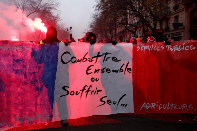 Người dân biểu tình tại Paris, Pháp hôm 5/12. Ảnh: Reuters
