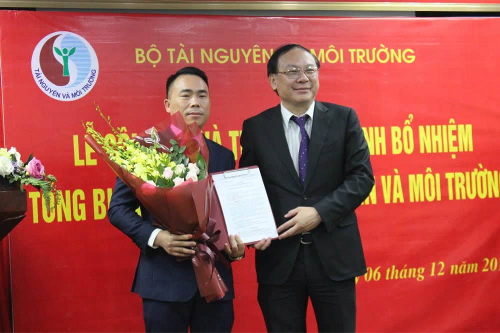 Thứ trưởng Bộ TN&MT Lê Công Thành trao Quyết định của Bộ trưởng Bộ TN&MT bổ nhiệm ông Đào Xuân Hưng giữ chức vụ Tổng Biên tập Tạp chí TN&MT. Ảnh: PV