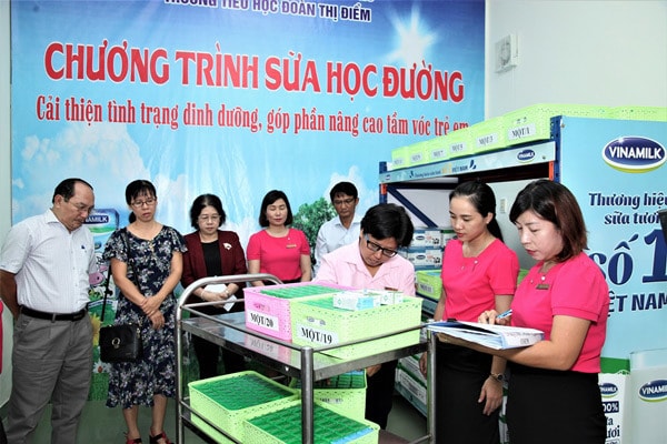 Chương trình sữa học đường được triển khai thực hiện tại điểm trường Đoàn Thị Điểm, Quận Tân Phú, TP.Hồ Chí Minh. Ảnh: Thảo Nguyên