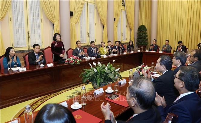 Phó Chủ tịch nước Đặng Thị Ngọc Thịnh nói chuyện với các Đại sứ Việt Nam tại nước ngoài nhiệm kỳ 2019-2022. Ảnh: TTXVN.