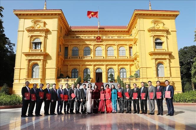 Phó Chủ tịch nước Đặng Thị Ngọc Thịnh với 16 Đại sứ Việt Nam tại nước ngoài nhiệm kỳ 2019-2022. Ảnh: TTXVN.
