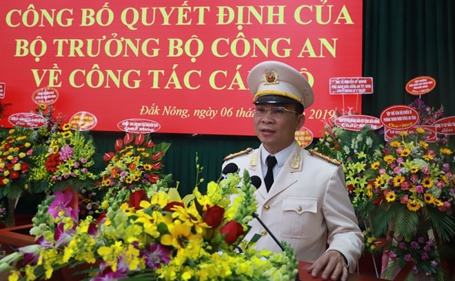 Đại tá Hồ Văn Mười phát biểu sau khi nhận quyết định của Bộ trưởng Bộ Công an. Ảnh: BCA.