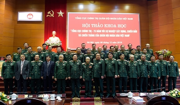 Các đại biểu tham dự Hội thảo chụp ảnh chung. Ảnh: BQP.