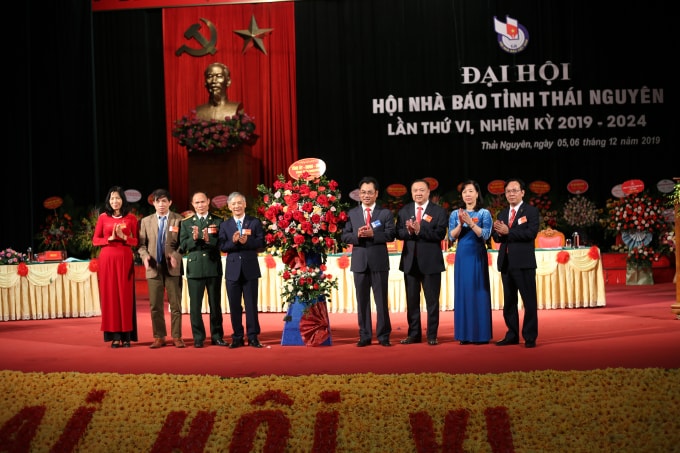 Đồng chí Trịnh Việt Hùng, Uỷ viên Ban Thường vụ Tỉnh uỷ, Phó Chủ tịch Thường trực UBND tỉnh Thái Nguyên tặng hoa chúc mừng Đại hội.