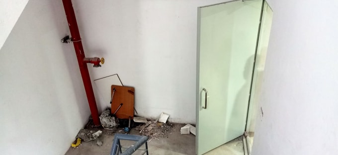 Lối thoát hiểm bị chặn bởi rác thải xây dựng và rác sinh hoạt