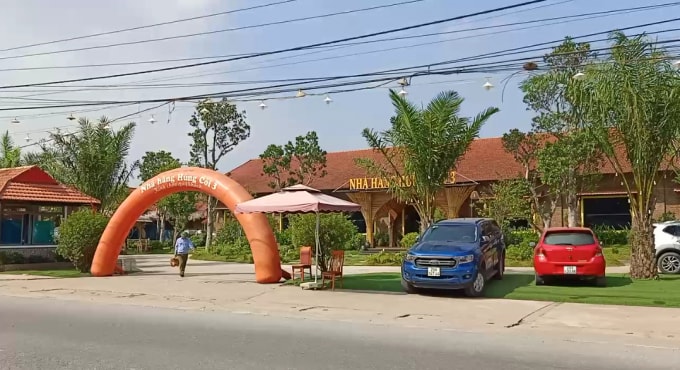 Nhà hàng Hùng Còi 3 có diện tích lớn, gom đất của các hộ dân Nông trường 1A đang “vô tư” phá vỡ quy hoạch khu cây xanh được UBND TP Hà Nội ban hành Quyết định thu hồi đất giao cho UBND huyện Thạch Thất quản lý