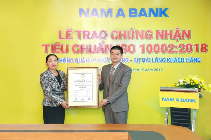 Đại diện Nam A Bank, bà Võ Thị Tuyết Nga – Thành viên Hội đồng Quản trị kiêm Phó Tổng Giám đốc nhận giấy chứng nhận Tiêu chuẩn ISO 10002:2018 về hệ thống quản lý chất lượng – sự hài lòng của khách hàng.