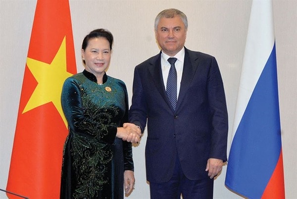 Chủ tịch Quốc hội Nguyễn Thị Kim Ngân hội kiến Chủ tịch Duma Quốc gia (Hạ viện) Nga Vyacheslav Volodin bên lề Đại hội đồng lần thứ 140 Liên minh Nghị viện thế giới (IPU-140), tháng 4/2019 tại Qatar. Ảnh: TL