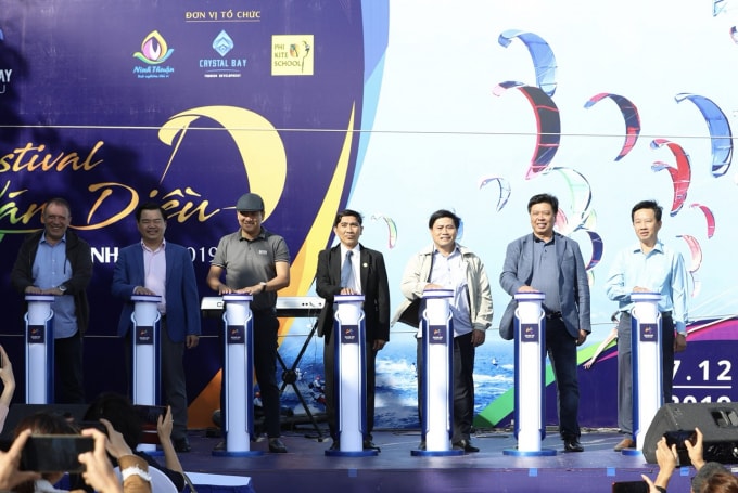 Khoảnh khắc nhấn nút khai mạc Festival ván diều Ninh Chữ 2019.