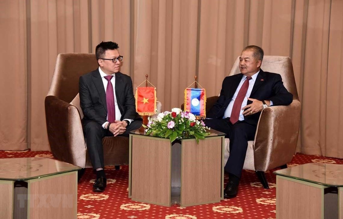 Bí thư Trung ương Đảng, Bộ trưởng Thông tin, Văn hóa và Du lịch Lào Kikeo Khaykhamphithoune tiếp Phó Tổng Giám đốc Thông tấn xã Việt Nam Lê Quốc Minh. Ảnh: Thu Phương/TTXVN