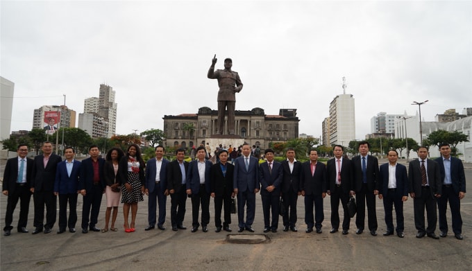 Đại tướng Tô Lâm cùng Đoàn đại biểu cấp cao Bộ Công an Việt Nam thăm và dâng hoa tại Đại lộ Hồ Chí Minh và Tượng đài Anh hùng Mozambique ở Thủ đô Maputo. Ảnh: BCA.