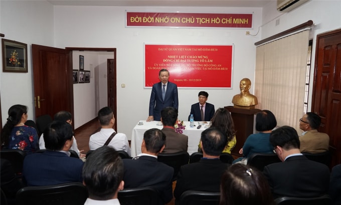 Đại tướng Tô Lâm cùng Đoàn đại biểu thăm Đại sứ quán Việt Nam tại Mozambique. Ảnh: BCA.