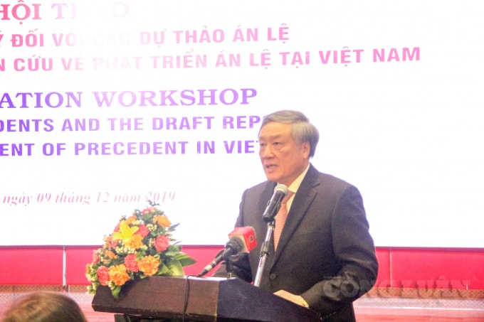 Bí thư Trung ương Đảng, Chánh án Tòa án nhân dân Tối cao Nguyễn Hòa Bình phát biểu khai mạc hội thảo.