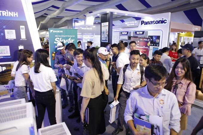 Đông đảo khách hàng tham quan các khu vực trưng bày khác nhau tại Novaland Expo.