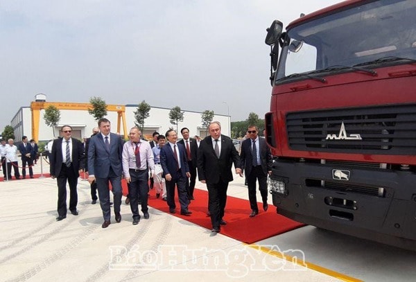 Phó Thủ tướng Cộng hòa Belarus Igor Lyashenko dự lễ khai trương và thăm dây chuyền sản xuất của nhà máy liên doanh sản xuất và lắp ráp ôtô Maz Asia tại tỉnh Hưng Yên, tháng 9/2019. Ảnh: Báo Hưng Yên