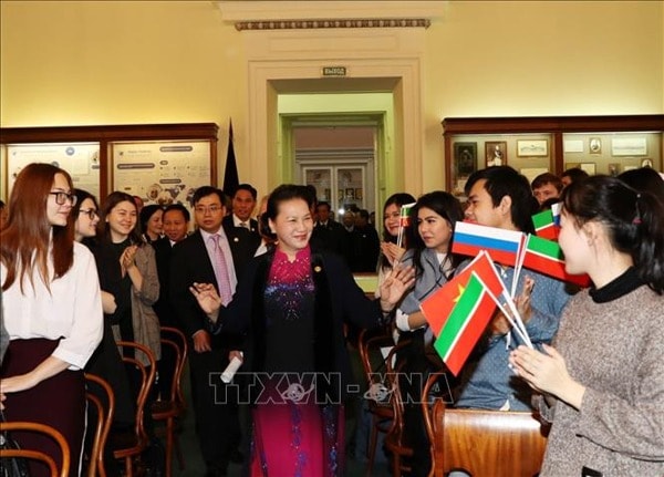 Sinh viên trường Đại học Tổng hợp Kazan đón Chủ tịch Quốc hội Nguyễn Thị Kim Ngân. Ảnh: TTXVN