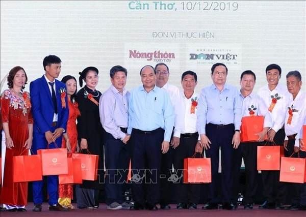 Thủ tướng Nguyễn Xuân Phúc và Chủ tịch Ủy ban Trung ương MTTQ Việt Nam Trần Thanh Mẫn tặng quà cho các nông dân tại cuộc đối thoại. Ảnh: TTXVN