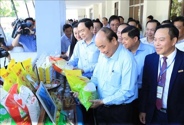 Thủ tướng Nguyễn Xuân Phúc và các biểu tham quan các gian hàng giới thiệu sản phẩm tại buổi đối thoại. Ảnh: TTXVN