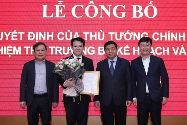 Lãnh đạo Bộ Kế hoạch và Đầu tư chúc mừng tân Thứ trưởng Trần Quốc Phương. Trong ảnh (từ trái sang phải): Thứ trưởng Vũ Đại Thắng, Thứ trưởng Trần Quốc Phương, Bộ trưởng Nguyễn Chí Dũng, Thứ trưởng Nguyễn Đức Trung. Ảnh: Báo Đầu tư