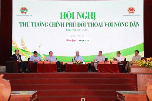 Thủ tướng Nguyễn Xuân Phúc và các đại biểu tham dự cuộc đối thoại. Ảnh: danviet.vn