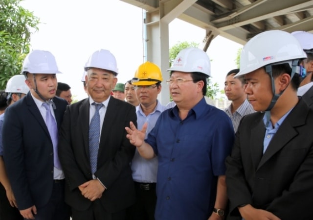 Phó Thủ tướng Trịnh Đình Dũng, Trưởng Ban Chỉ đạo quốc gia (BCĐ) về phát triển điện lực đi thăm 1 dự án điện.