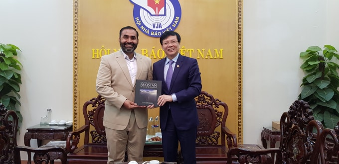 Ngài Qamar Abbas Khokhar - Phó Đại sứ Pakistan tại Việt Nam trao tặng Phó Chủ tịch Thường trực Hội Nhà báo Việt Nam Hồ Quang Lợi cuốn sách ảnh