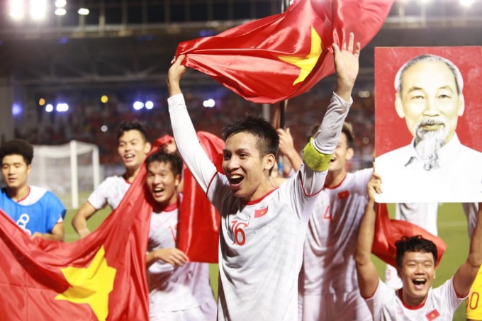 Hình ảnh đẹp nhất trong trận chung kết tối qua giữa U22 Việt Nam và U22 Inddooonessia. Ảnh: Lâm Thỏa.