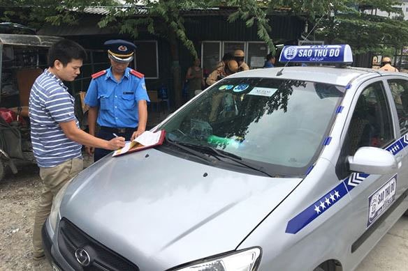 Sở GTVT Hà Nội Thanh tra việc chấp hành các quy định của pháp luật về kinh doanh và điều kiện kinh doanh vận tải hành khách bằng xe taxi trên địa bàn. Ảnh: TL