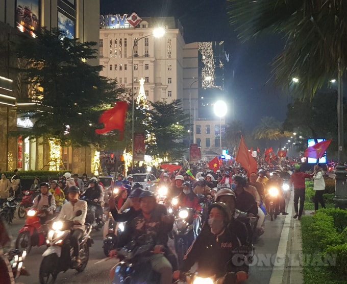 Đường phố Huế chật cứng người xuống đường ăn mừng chiến thắng của U22 Việt Nam tại SEA Games 30.