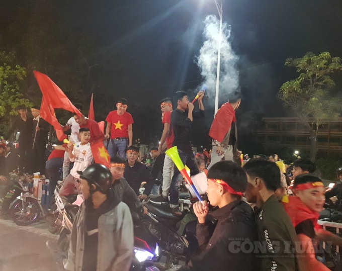 Có lẽ đây cũng là dịp kỷ niệm 1 năm khi đội tuyển Việt Nam giành chức vô địch AFF năm 2018, lại một đêm không ngủ với người hâm mộ Việt Nam.