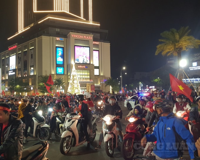 Khu vực Trung tâm ngã 6 TP Huế có lẽ là nơi tập trung đông người hâm mộ nhất thời điểm này.