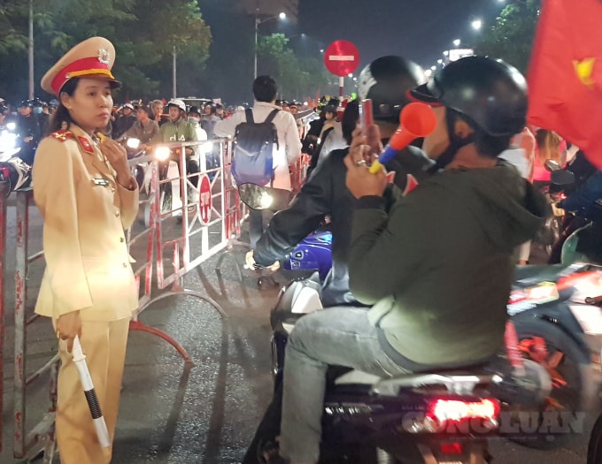 Lực lượng công an vẫn luôn túc trực trên mọi nẻo đường để điều tiết, đảm bảo giao thông đi lại cho người hâm mộ.