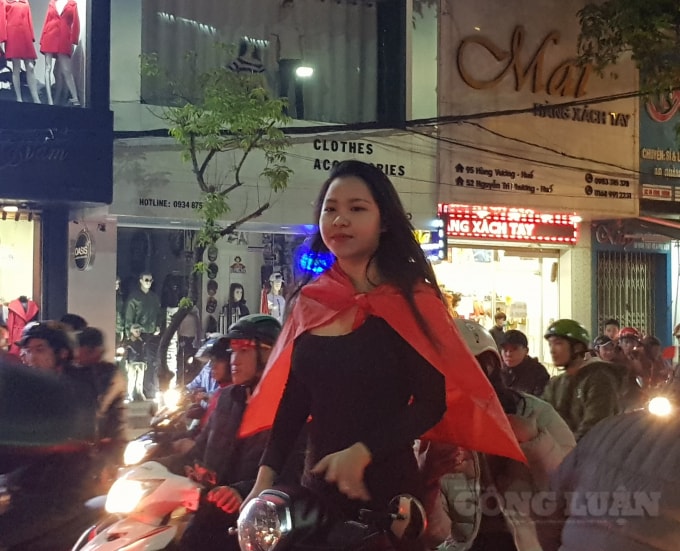 Một nữ cổ động viên xinh đẹp xuống phố để ăn mừng chức vô địch của đội tuyển U22 Việt Nam.