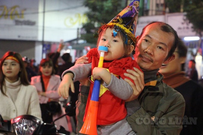 Hình ảnh cực kỳ dễ thương của một cổ động viên nhí.