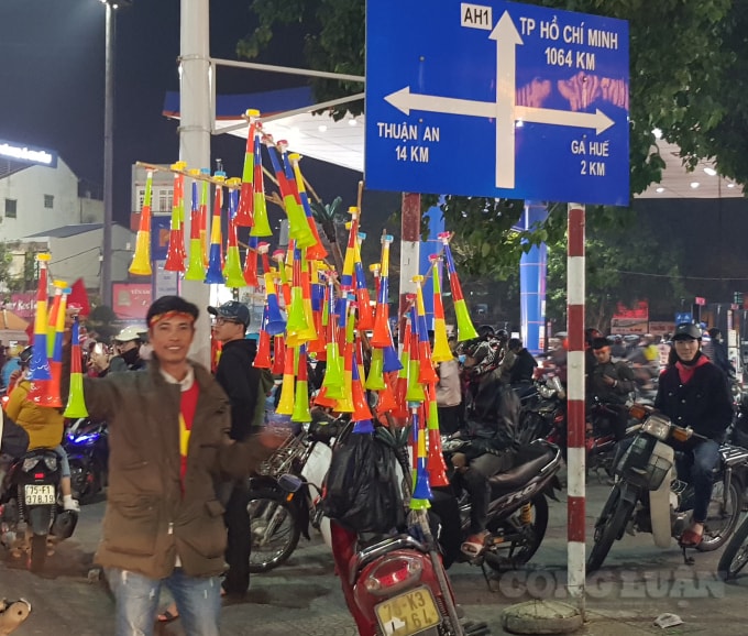 Kèn Vuvuzela có lẽ không thể thiếu trong buổi tiệc sôi động như thế này.